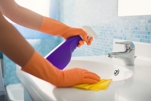 Deep cleaning service in Hackney focusing on kitchen and bathroom areas